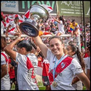 Agostina Holzheier with the trophy