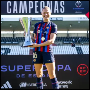 Fridolina Rolfö with the trophy