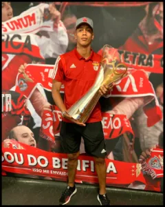 Jhonder Cádiz with the trophy