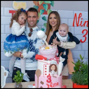 Lautaro Martínez with his wife and kids