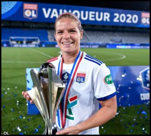 Eugénie Le Sommer with the trophy