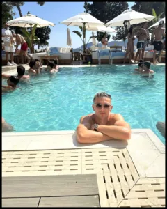 Viktor Gyökeres is in swimming pool